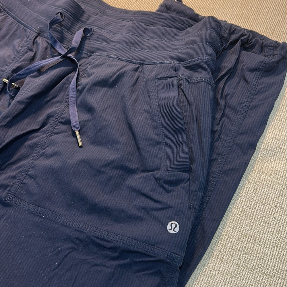 Lululemon Women’s Joggers Size 10 Navy - Picture 3 of 3